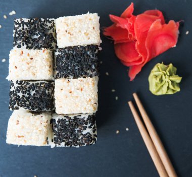 Taş zemin üzerine Japon rulo.