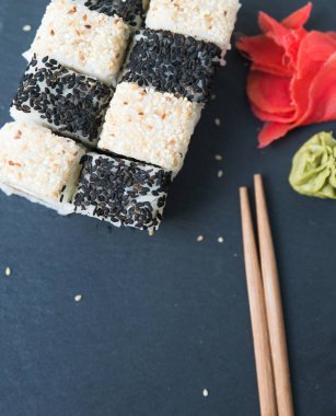 Japonlar siyah taş zemin üzerinde yuvarlanıyor.