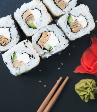 Rulo siyah taş zemin üzerine. 