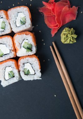 Japonlar siyah taş zemin üzerinde yuvarlanıyor.