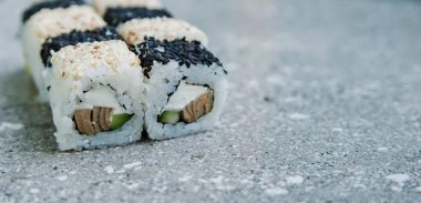 Taş zemin üzerine Japon rulo.