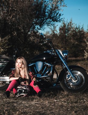 Güzel sarışın kadın ile onun motosiklet açık poz.