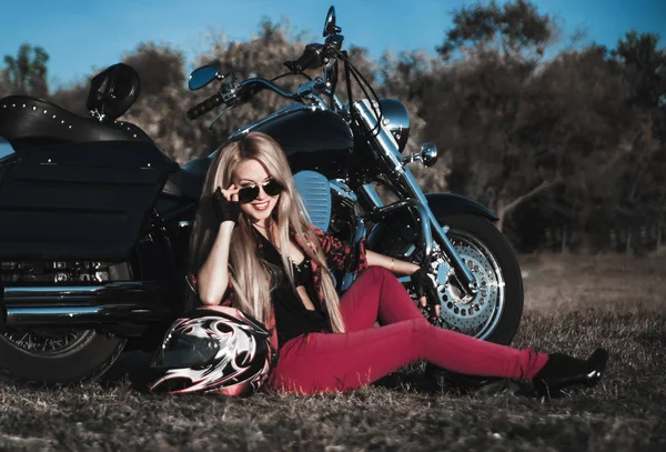 Mulher Bonita Posando Motocicleta Livre — Fotografia de Stock