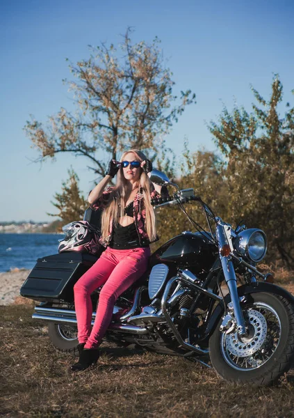 美しい女性が屋外のバイクでポーズ — ストック写真