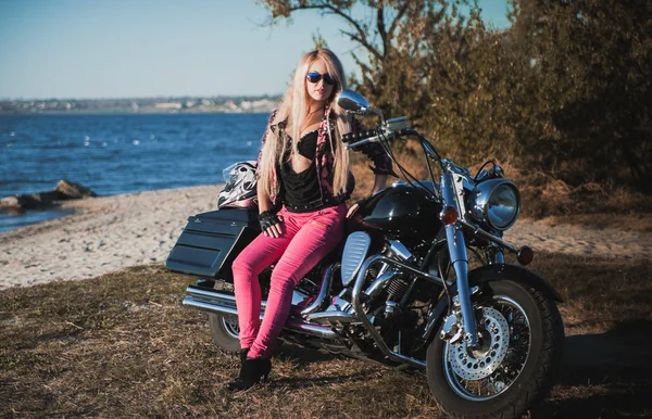 Kobieta Piękna Biker Odkryty — Zdjęcie stockowe