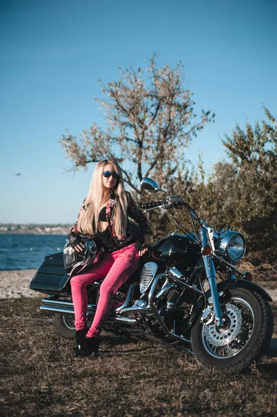 Krásná Žena Pózuje Motorce Venkovní — Stock fotografie
