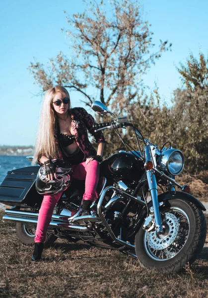 Mulher Bonita Posando Motocicleta Livre — Fotografia de Stock