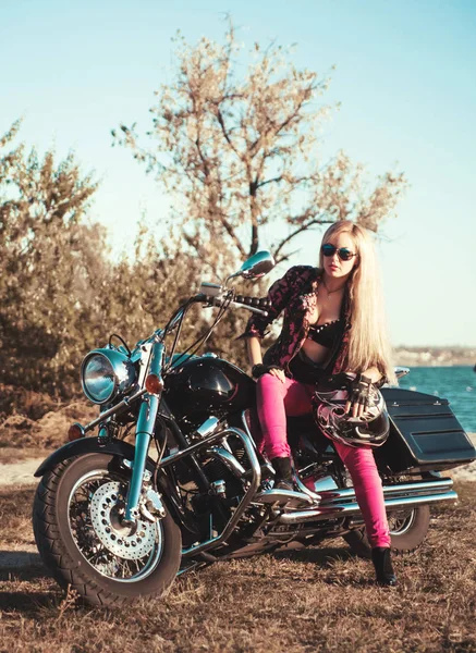 摆在摩托车户外的美丽的女人 — 图库照片