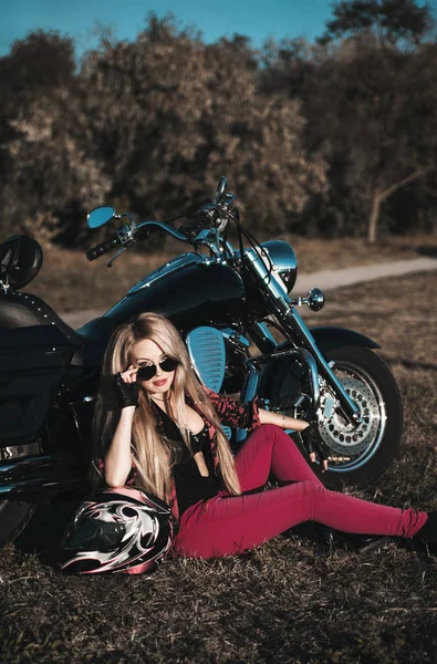 Mulher Bonita Posando Motocicleta Livre — Fotografia de Stock