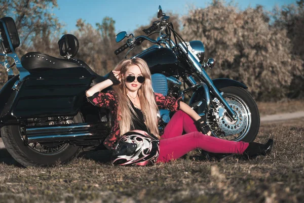 Mooie Blonde Vrouw Poseren Buiten Met Haar Motorfiets — Stockfoto