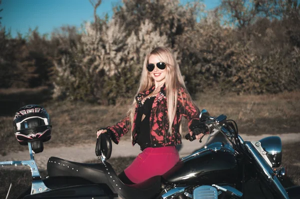 Vacker Blond Kvinna Poserar Utomhus Med Hennes Motorcykel — Stockfoto