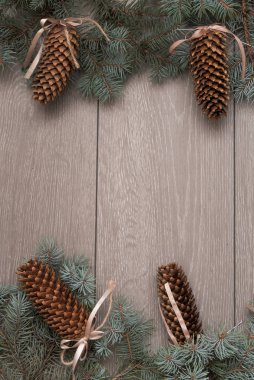 Ahşap arka planda Noel süslemeleri.