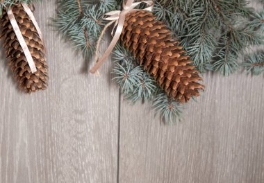 Ahşap arka planda Noel süslemeleri.