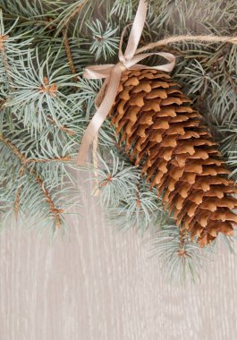 Pinecones ve çam'ın dalları ahşap arka plan üzerinde.