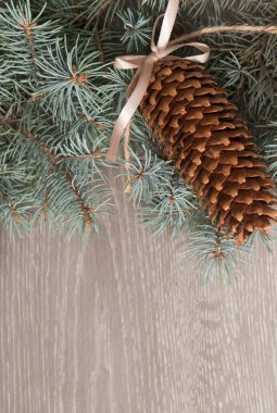 Ahşap arka planda Noel süslemeleri.