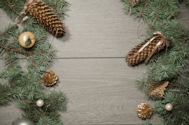 Ahşap arka planda Noel süslemeleri.