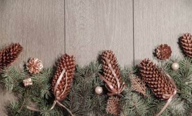 Pinecones ve çam'ın dalları ahşap arka plan üzerinde.