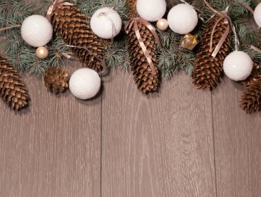 Pinecones ve çam'ın dalları ahşap arka plan üzerinde.