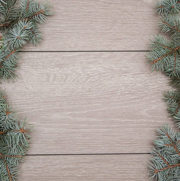 Pinecones ve çam'ın dalları ahşap arka plan üzerinde.