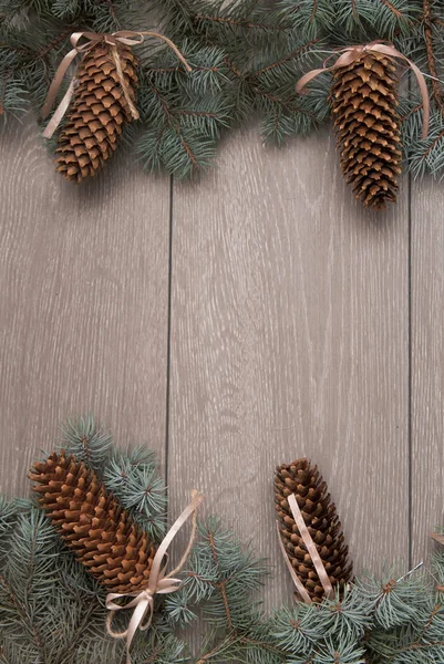 Ahşap arka planda Noel süslemeleri.