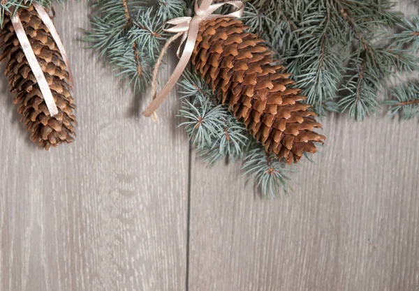Ahşap arka planda Noel süslemeleri.