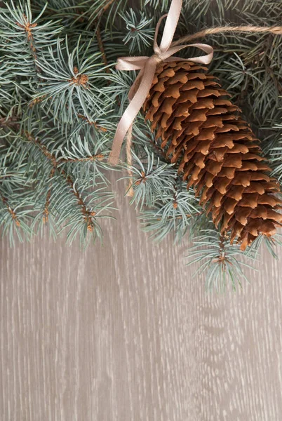 Ahşap arka planda Noel süslemeleri.