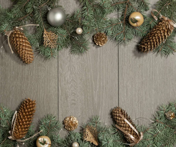 Ahşap arka planda Noel süslemeleri.