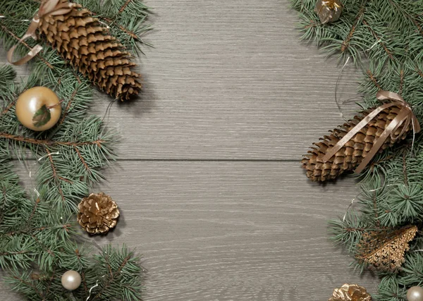 Pinecones ve çam'ın dalları ahşap arka plan üzerinde.