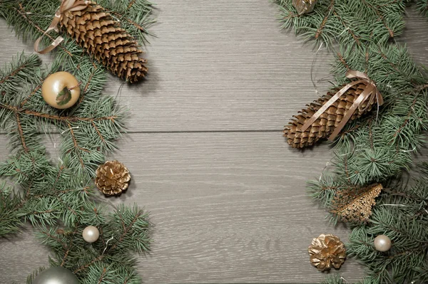 Ahşap arka planda Noel süslemeleri.