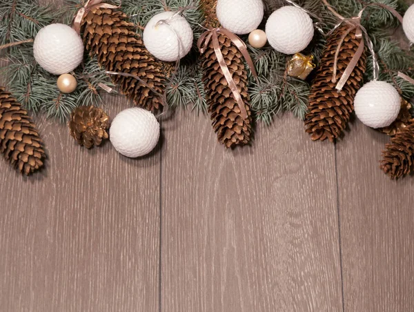 Pinecones ve çam'ın dalları ahşap arka plan üzerinde.