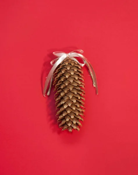 Pinecones Sobre Fondo Rojo Navidad —  Fotos de Stock