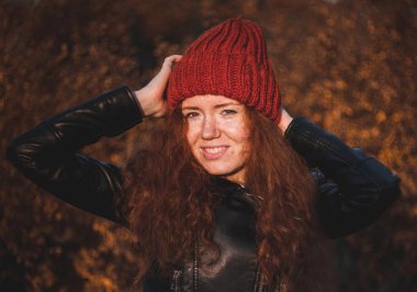 Şapkalı açık şirin kızıl saçlı kadın.