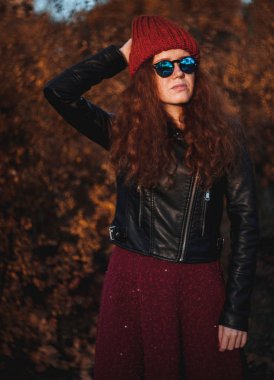 Gülümseyen hat açık kızıl saçlı kadın.