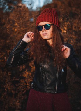 Şapkalı açık şirin kızıl saçlı kadın.