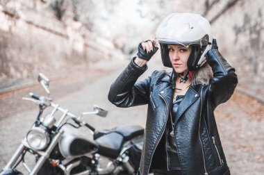 Güzel bir kadınla motosiklet açık. 