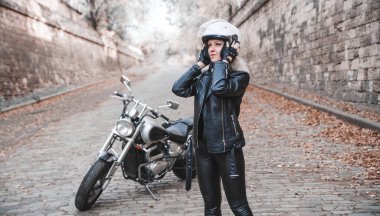 Güzel bir kadınla motosiklet açık. 