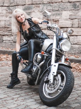 Motosiklet kadınla güzel motorcu.