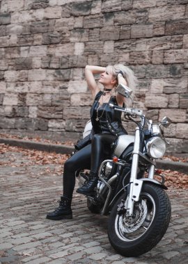 Motosiklet kadınla güzel motorcu.
