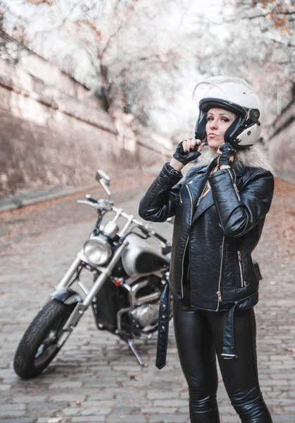 Hermosa Mujer Motorista Con Motocicleta —  Fotos de Stock