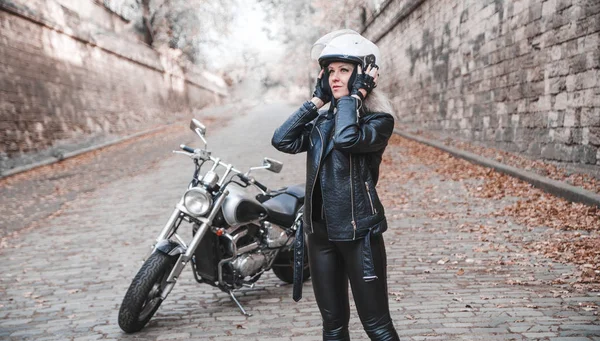 Hermosa Mujer Con Motocicleta Aire Libre —  Fotos de Stock