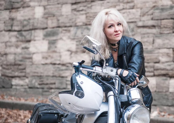 Hermosa Mujer Motorista Con Motocicleta —  Fotos de Stock