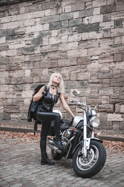 Schöne Bikerin Mit Motorrad — Stockfoto