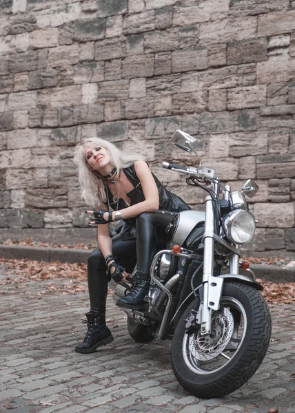 Biker Wanita Cantik Dengan Sepeda Motor — Stok Foto