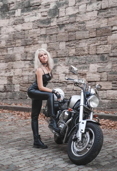 屋外の美しいバイクに乗る女性 — ストック写真