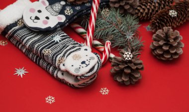 Noel çorap ve süslemeleri üzerinde kırmızı bir arka plan.