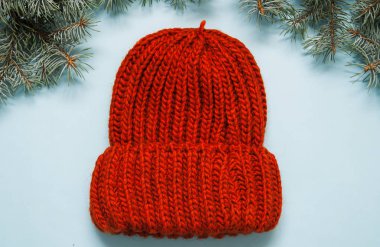 Mavi arka plan üzerinde kırmızı şapka.