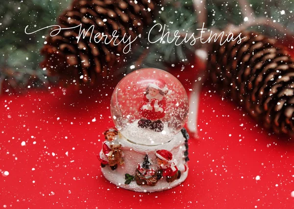Χριστουγεννιάτικα Στολίδια Και Pinecones Κόκκινο Φόντο — Φωτογραφία Αρχείου
