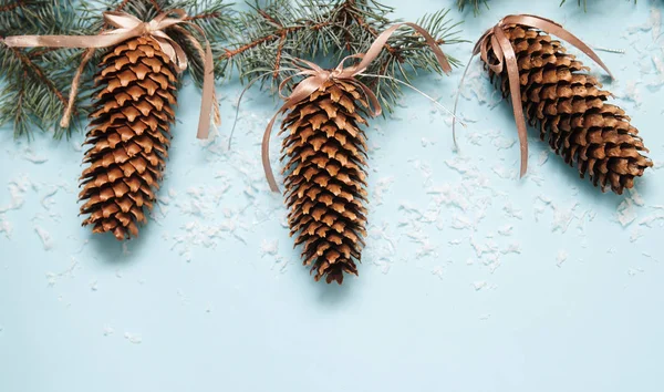 Pinecones Sobre Fondo Navideño —  Fotos de Stock