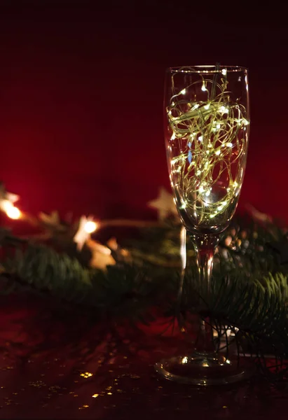 Gafas Vino Con Guirnalda Sobre Fondo Rojo Navidad —  Fotos de Stock