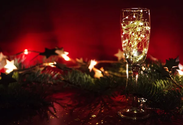 Gafas Vino Con Guirnalda Sobre Fondo Rojo Navidad —  Fotos de Stock